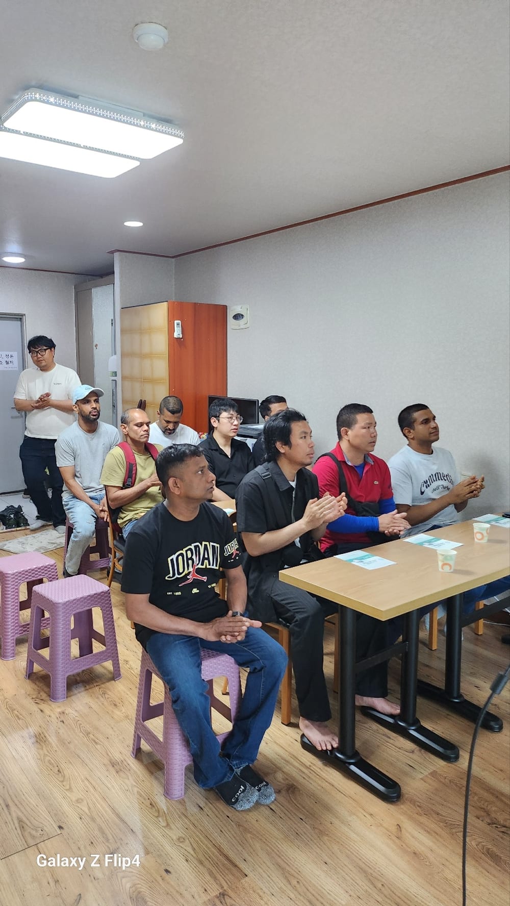참빛힐링센터 개원예배로 모인 이주민 근로자들