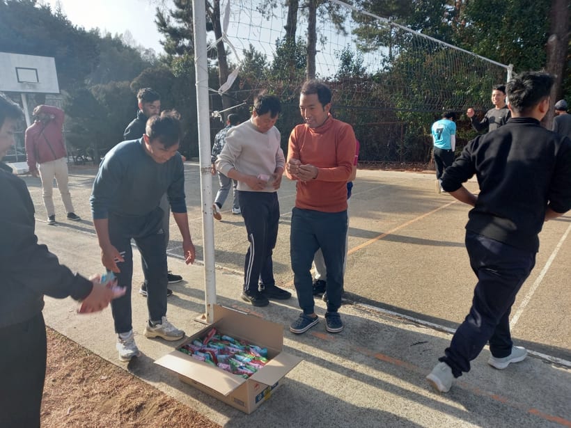간식과 물품 나눔